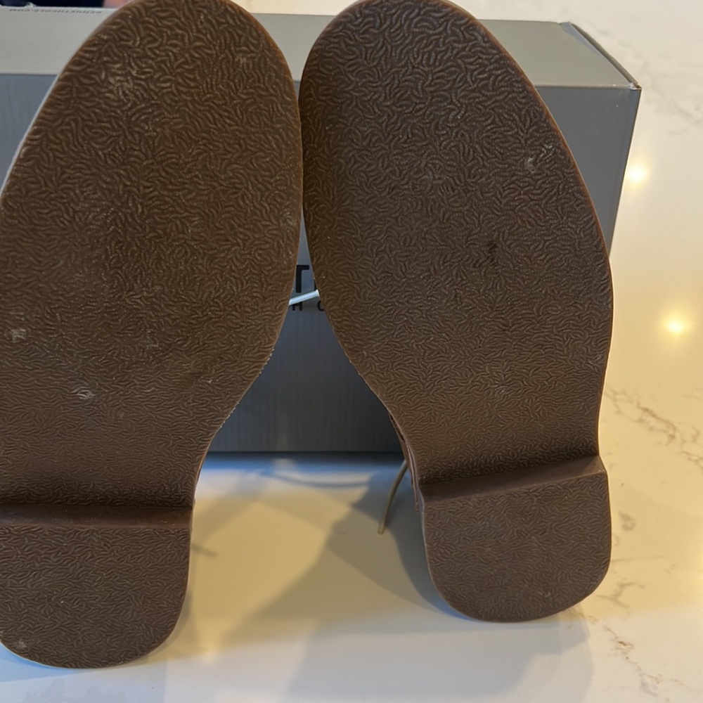 Kenneth Cole boys chukka boots, size 8 - Picture 5 of 7